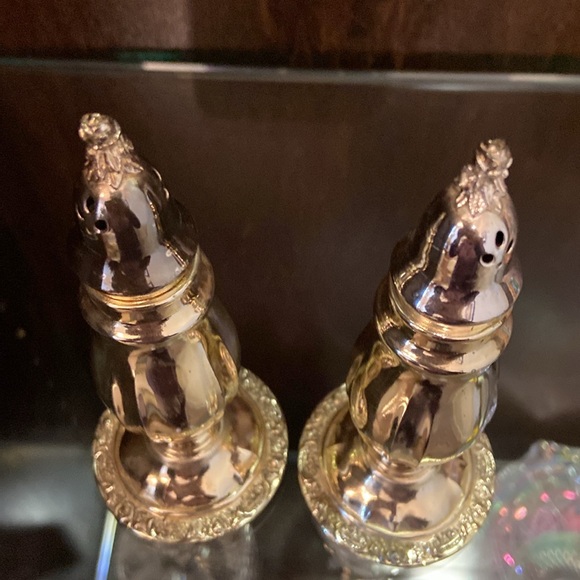 Oneida Silver Salt and Pepper Shakers - Picture 2 of 5